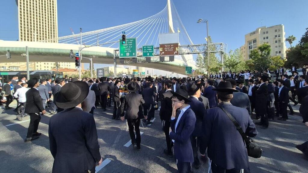 חרדים במחאה בכניסה לירושלים על מעצר עריקים מצה"ל