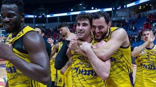 שחקני חולון חוגגים