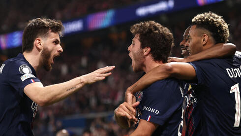 ז'ואאו נבש ושחקני פ.ס.ז' חוגגים את השער השני נגד באיירן