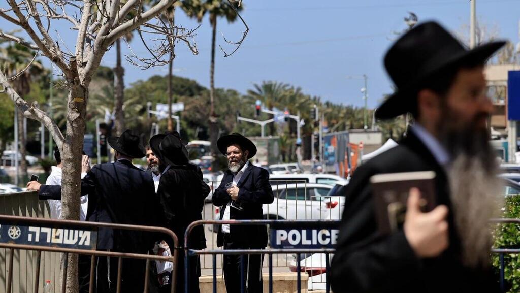 "אימה אחזה במשפחה": הפורצים לבית הקצין הבכיר עקרו שתילים ופגעו בשער ובחומה