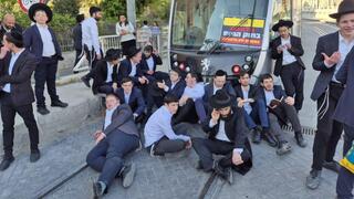 חרדים במחאה בכניסה לירושלים על מעצר עריקים מצה"ל