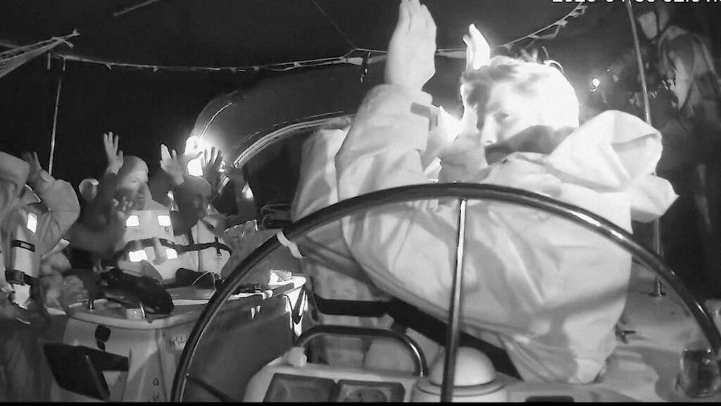 הפרובוקציה ששינתה את התוכניות: פעילי המשט ניסו לחסום אוניית "צים" - ונעצרו בלב ים