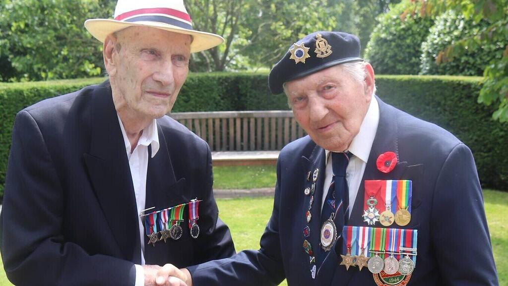 סטנלי פישר (משמאל) עם מרווין קארש בשנה שעברה