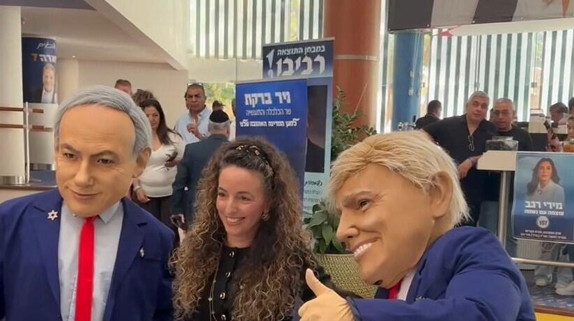 השרה סילמן עם בובות של נתניהו וטראמפ