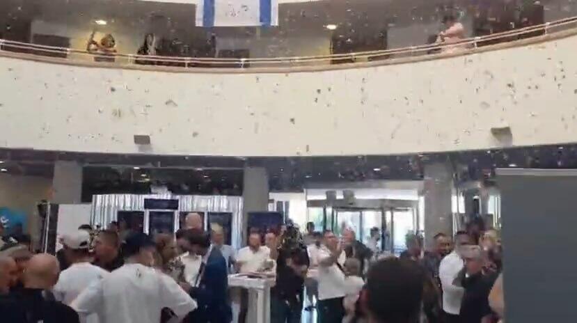 קונפטי באוויר ברגע כניסת השרה גמליאל