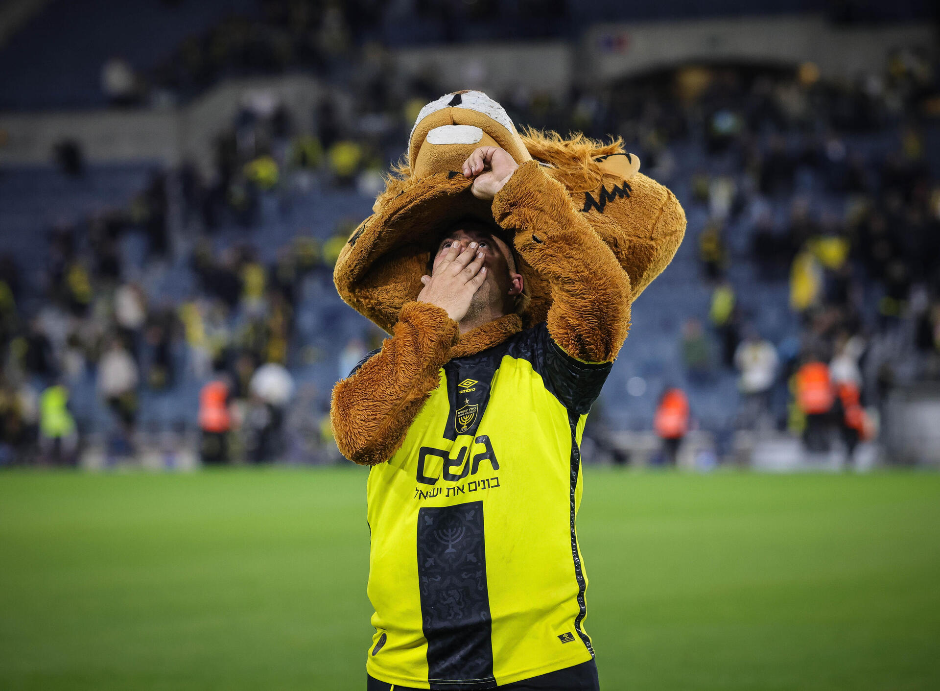 הקמע של בית"ר ירושלים חוגג אחרי העלייה למקום הראשון  