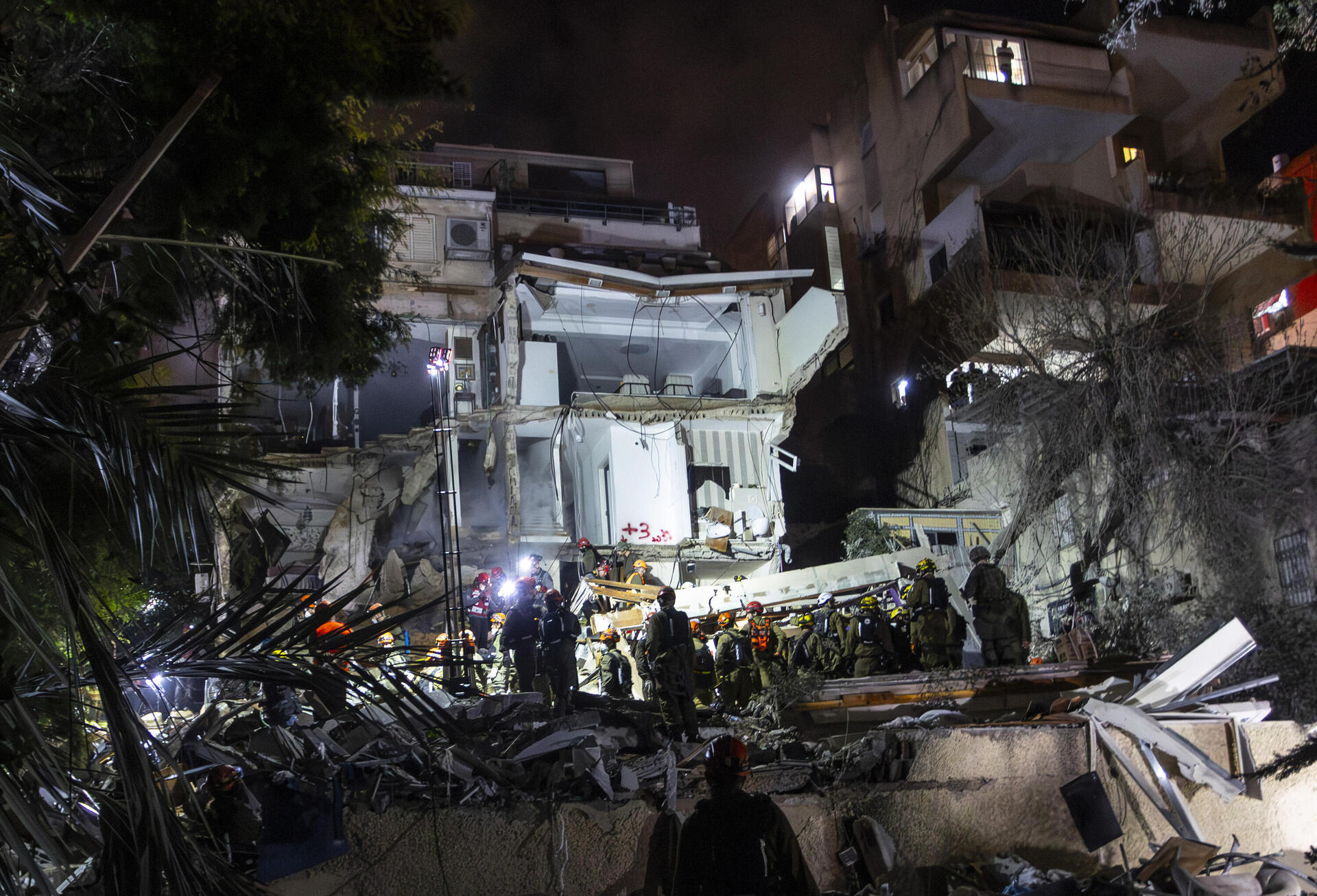 זירת הפגיעה הישירה בחיפה, בה נהרגו ארבעה בני משפחה 