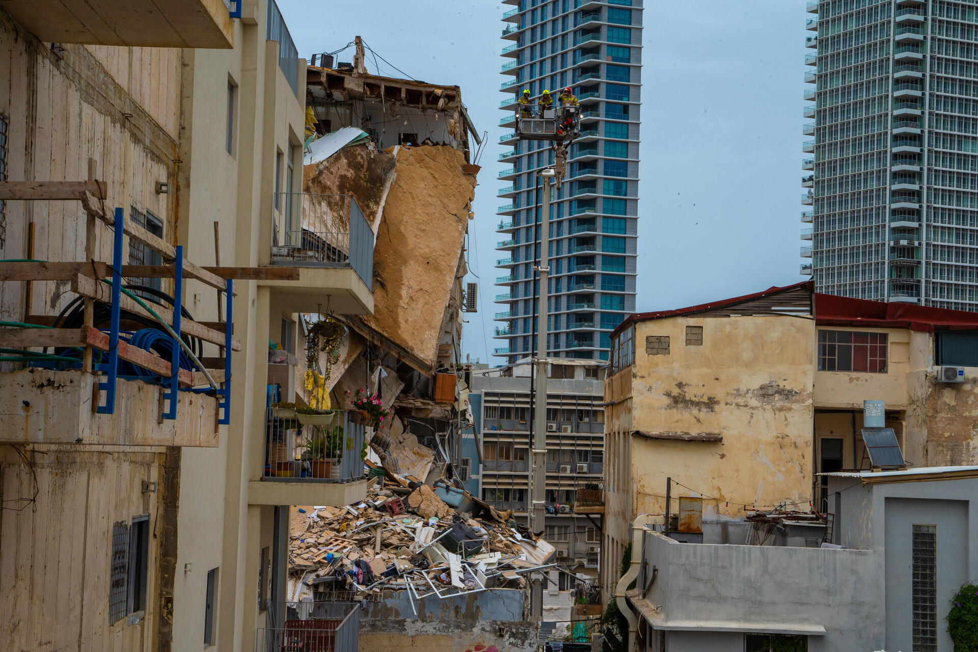 קריסת קומות בבניין בשוק לוינסקי בתל-אביב  