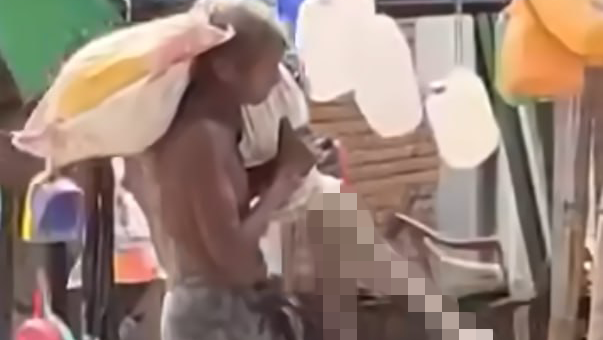 הודו סחב את השלד של אחותו ל בנק כדי להוכיח ש מתה