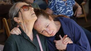 אלמנתו מרגלית. מתוך לווייתו של יאיר גרבוז