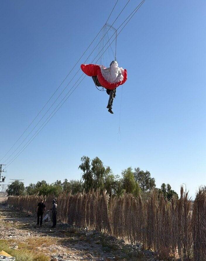 גבר צנח ונתקע בחוטי חשמל