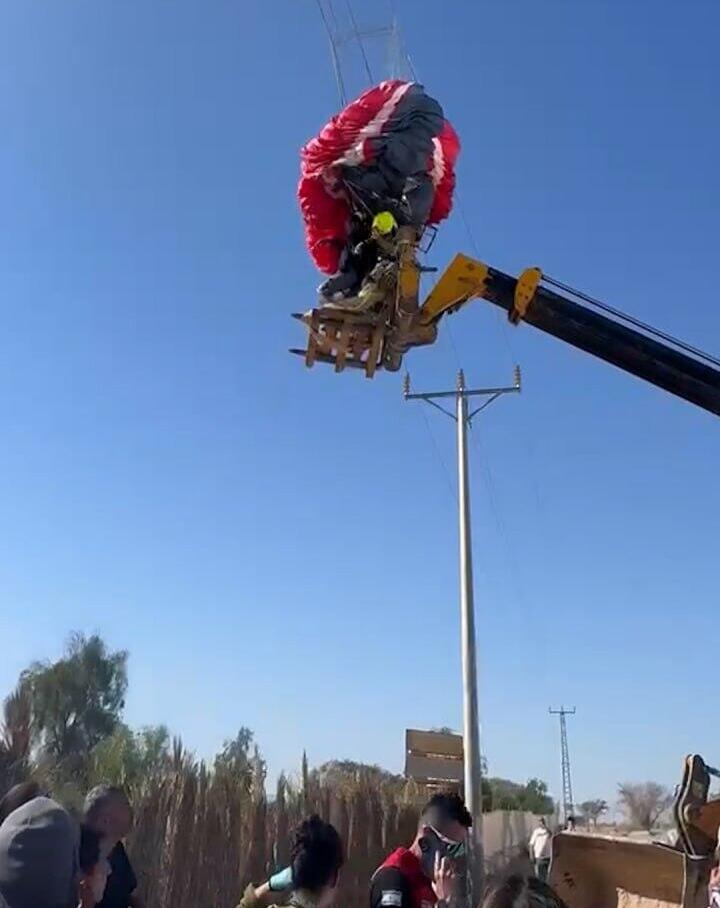 גבר צנח בערבה ונתקע בחוטי חשמל