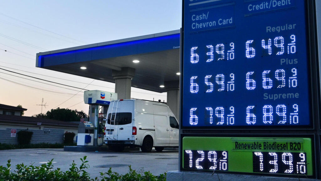 A gas station in the Los Angeles area this month (Photo: Frederic J. BROWN / AFP) תחנת דלק באזור לוס אנג'לס זינוק במחירי נפט בעקבות מלחמה עם איראן