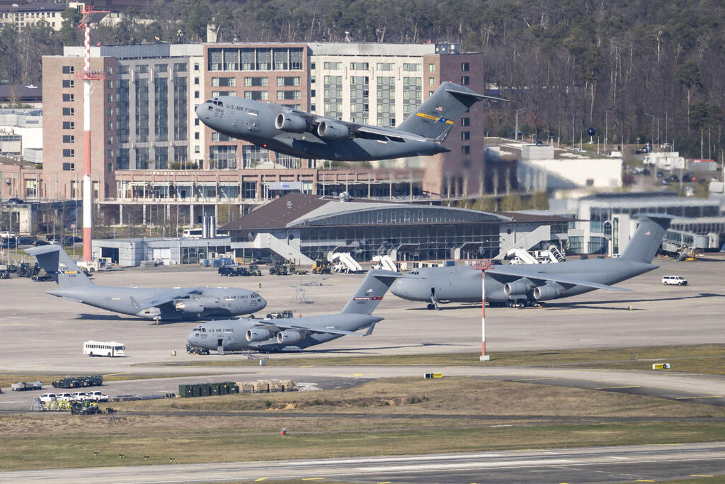 מטוס תובלה של צבא ארה"ב  C-17A globemaster III  ממריא מ בסיס רמשטיין ב גרמניה ב-2 באפריל בצל המלחמה עם איראן