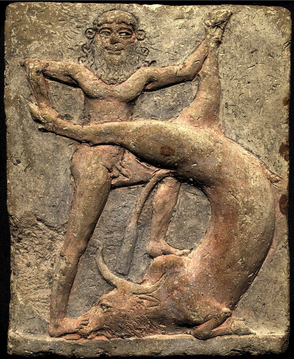Ancient Mesopotamian relief depicting Gilgamesh slaying the Bull of Heaven תבליט מסופוטמי עתיק המציג את גילגמש הורג את שור השמיים
