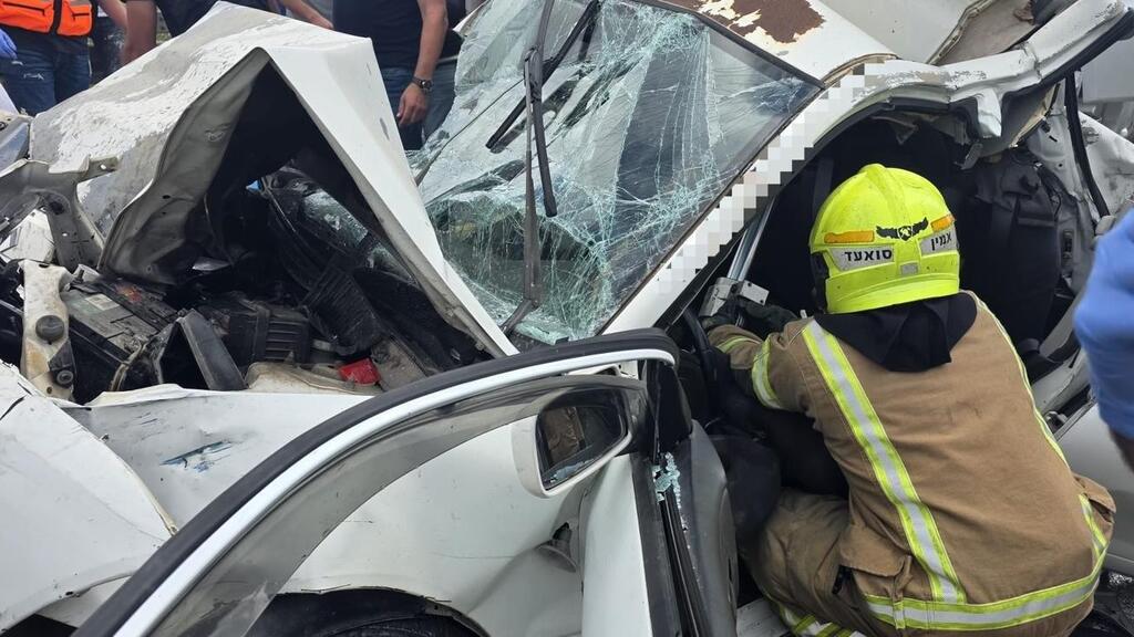 תאונת דרכים בין משאית, מיניבוס ומספר כלי רכב בכביש 77 סמוך למחלף זרזיר
