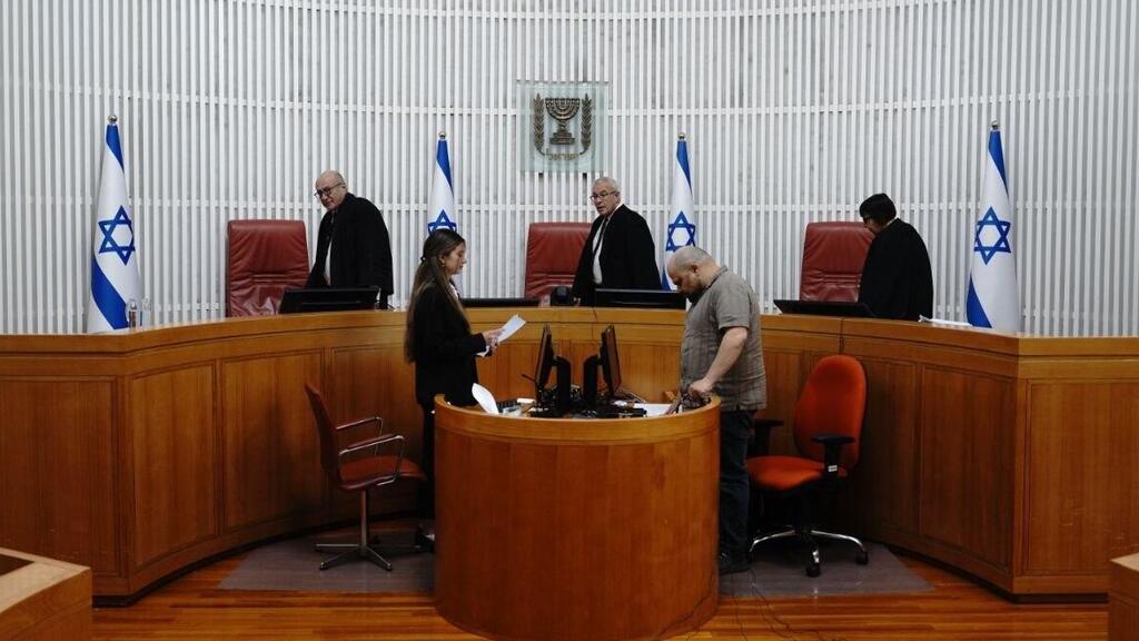 דיון בעתירה נגד שר המשפטים יריב לוין