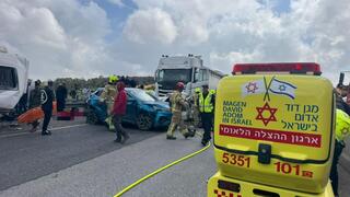 תאונת דרכים בין משאית, מיניבוס ומספר כלי רכב בכביש 77 סמוך למחלף זרזיר