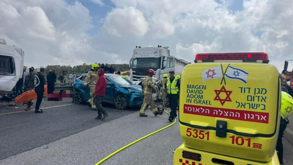 תאונת דרכים בין משאית, מיניבוס ומספר כלי רכב בכביש 77 סמוך למחלף זרזיר