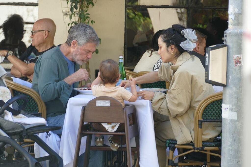 פפראצי אוהד נהרין אשתו והתינוק