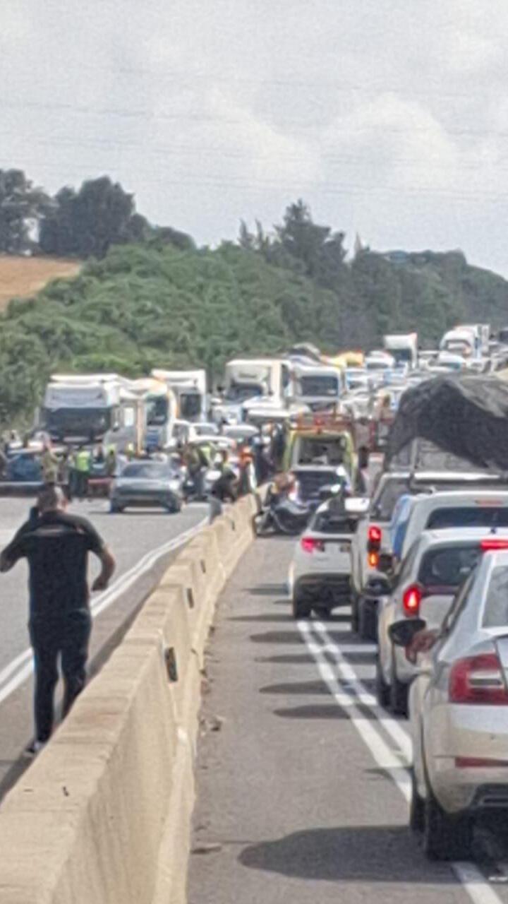 תאונת דרכים בין משאית, מיניבוס ומספר כלי רכב בכביש 77 סמוך למחלף זרזיר