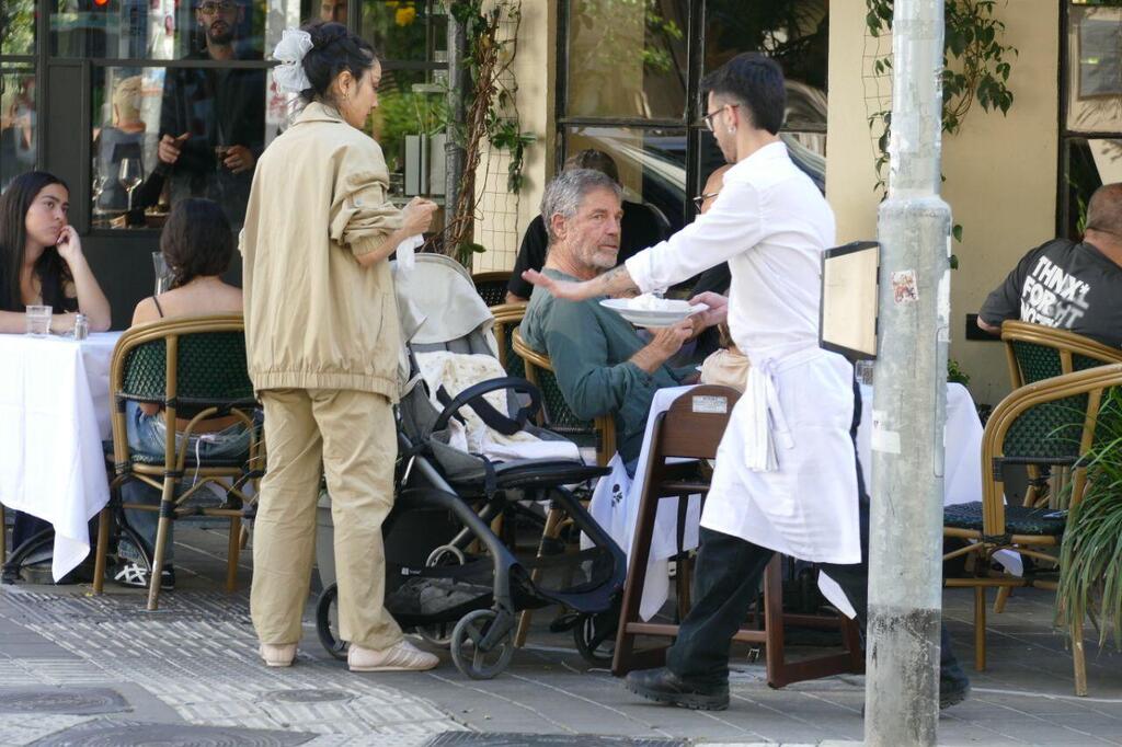 פפראצי אוהד נהרין אשתו והתינוק