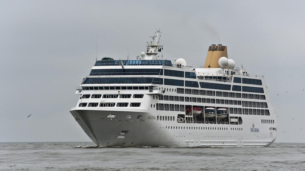 Круизный лайнер (Иллюстрация: Vytautas Kielaitis / Shutterstock) אוניית קרוז MV Adonia