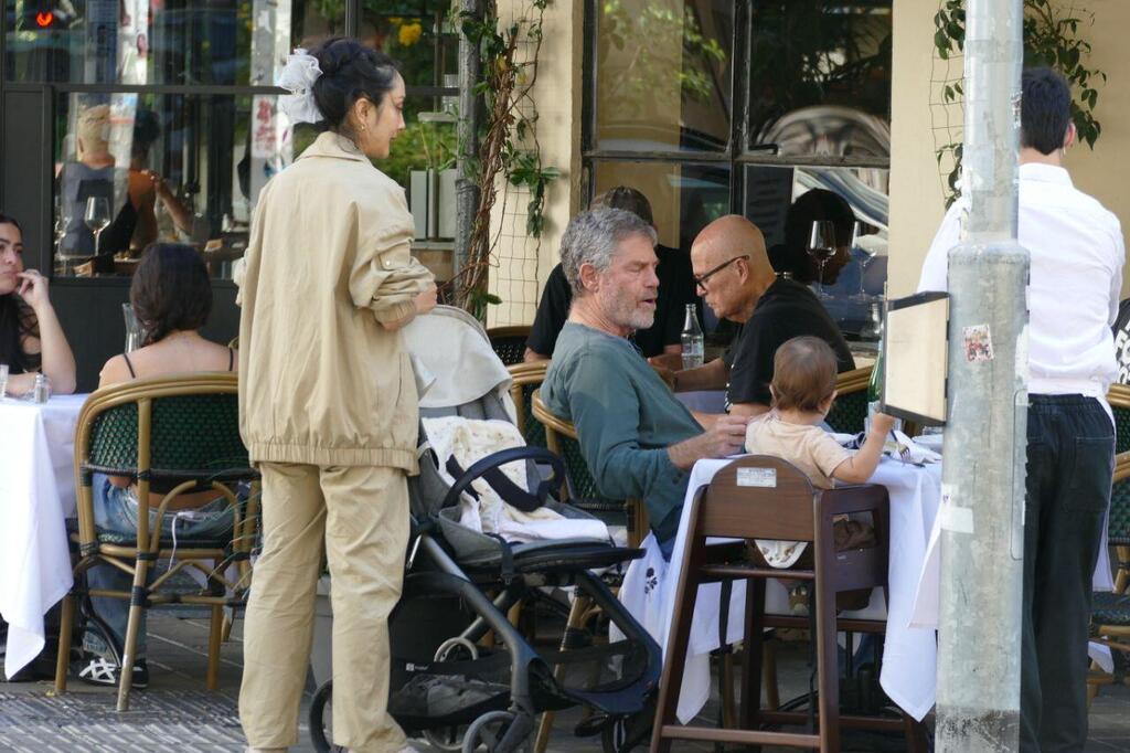 פפראצי אוהד נהרין אשתו והתינוק