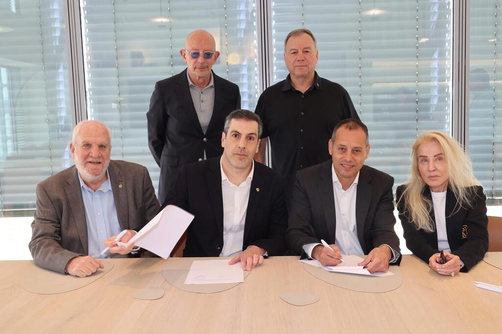 Standing (L-R): Phoenix CMO Amir Pushinsky, Shenkar Executive Committee Chairman Yoav Horowitz; sitting (L-R): Shenkar President Prof. Sheizaf Rafaeli, Shenkar CEO Yonatan Even Tov, Phoenix CEO Eyal Ben Simon, Shenkar Board of Trustees Chairwoman Orit Efrati 