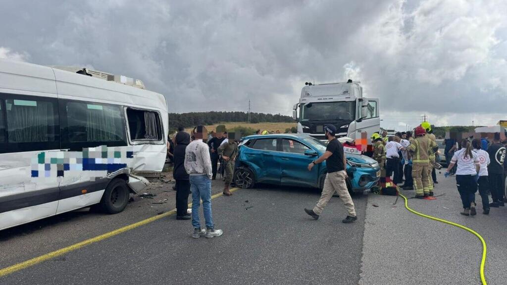 תאונת דרכים בין משאית, מיניבוס ומספר כלי רכב בכביש 77 סמוך למחלף זרזיר