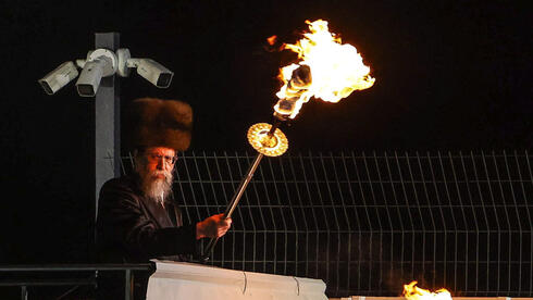 האדמו"ר מבויאן בהדלקה במירון, ארכיון