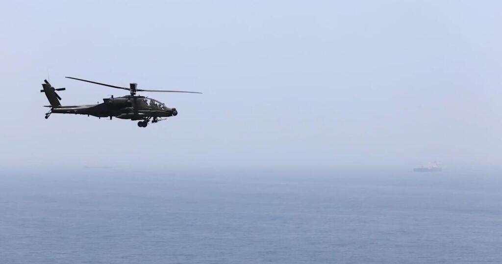 US helicopter flies over Strait of Hormuz (Photo: US Central Command) תיעוד: אדמירל בראד קופר מפקד פיקוד מרכז בצבא ארה"ב טס מעל מצרי הורמוז במסוק אפאצ'י