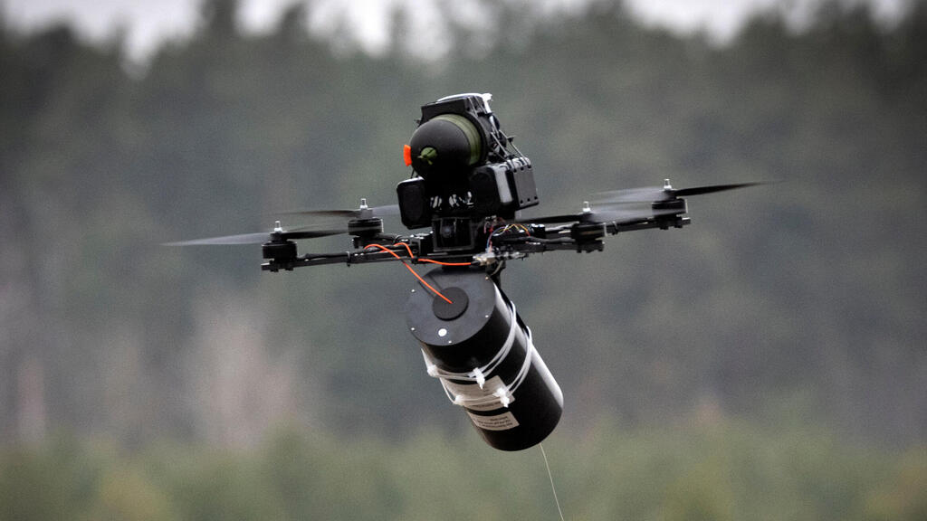 Drone with fiber-optic cable in Ukraine (Photo: Efrem Lukatsky/AP) רחפן עם סיב אופטי באוקראינה