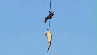 דרום אפריקה חילוץ תנין קרוקודיל עם שרידי אדם מ נהר