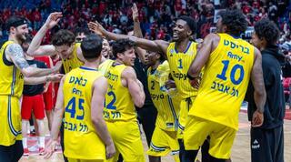 שחקני מכבי תל אביב חוגגים
