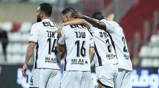שחקני בני ריינה שמחים