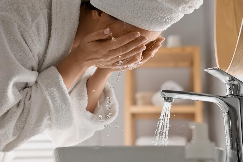 Фото: shutterstock שטיפת פנים