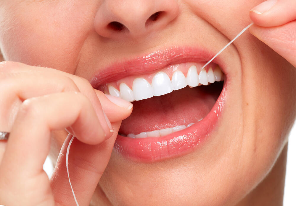 Dental floss is best suited for tight spaces, but it is not always enough for people with gum disease (Photo: Shutterstock) שימוש בחוט דנטלי
