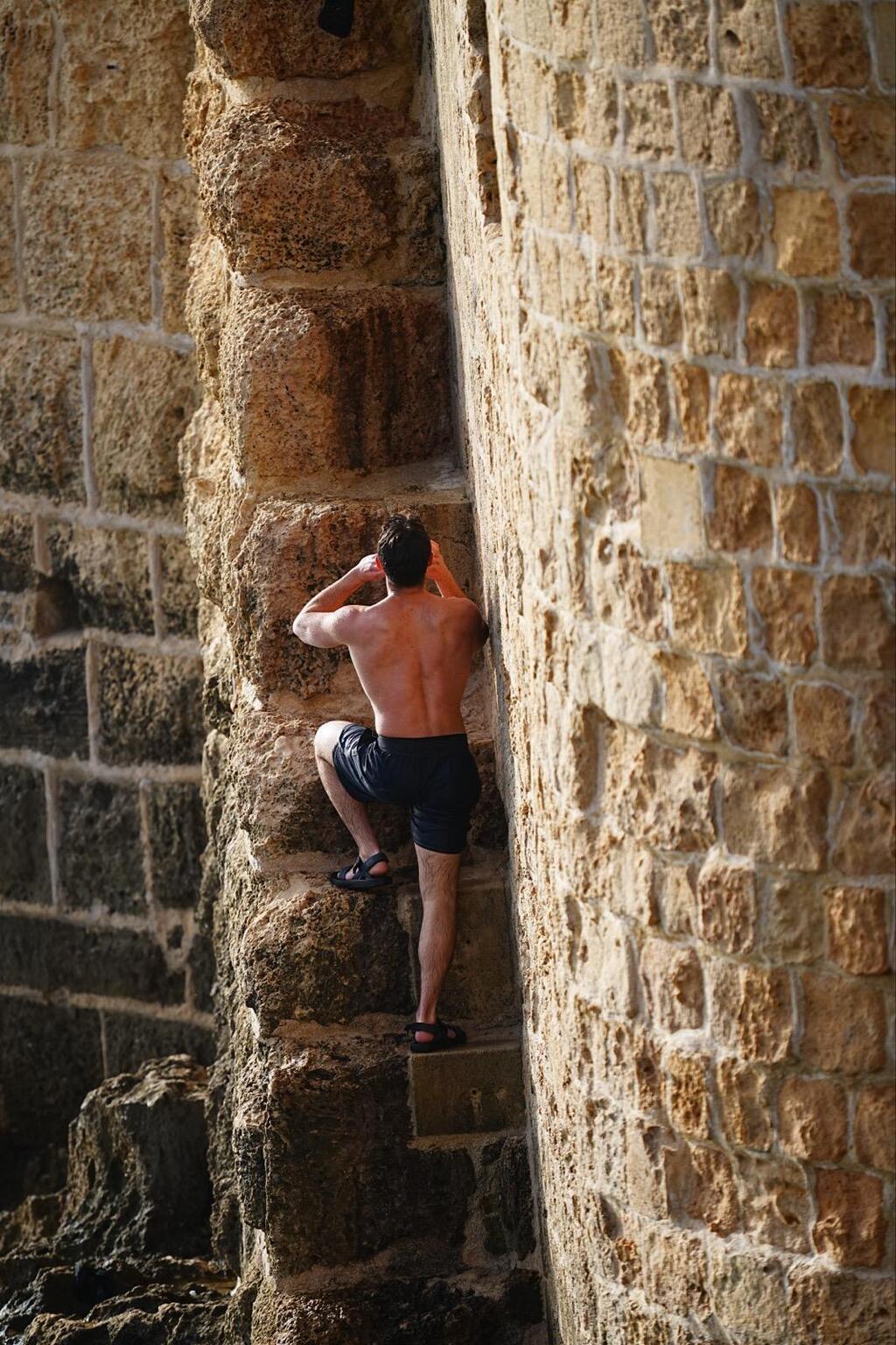 Climbing to the jump point in Acre (Photo: Noam Uzan) איל זלוף בפעולה