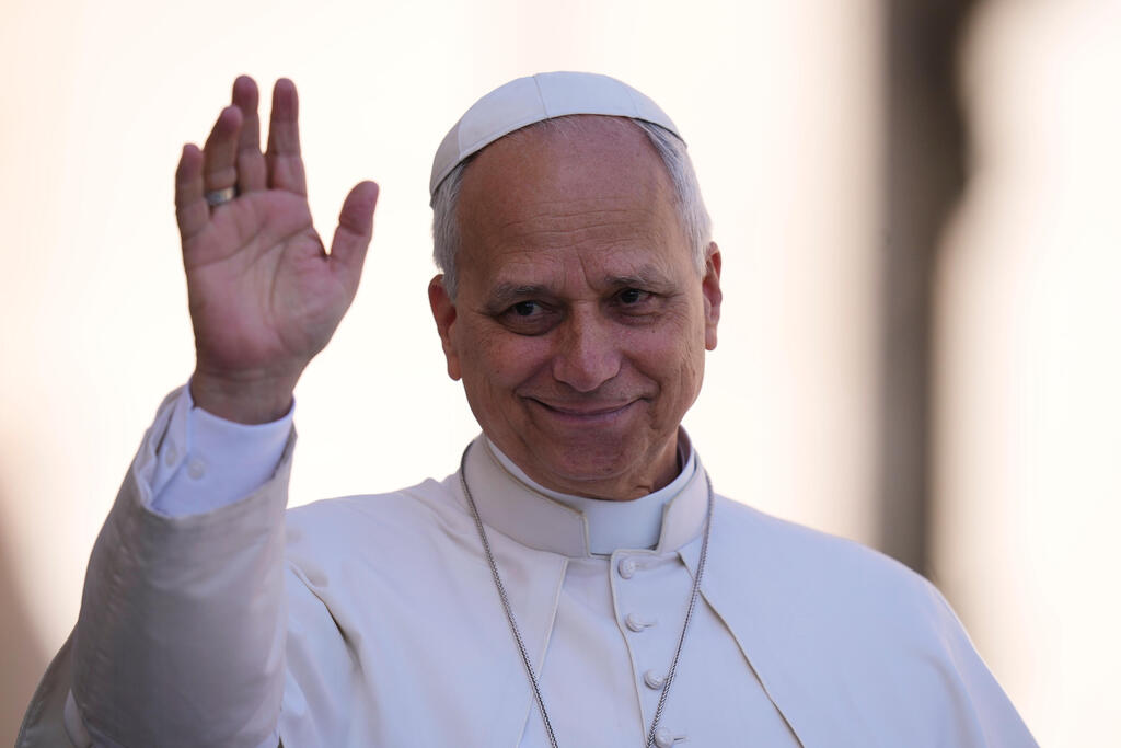 Pope Leo XIV (Photo: Alessandra Tarantino/AP) האפיפיור לואי ה-14, שעל שמו קרוי מין העש Pyralis papaleonei