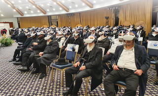 חרדים צופים בסרט על 7 באוקטובר