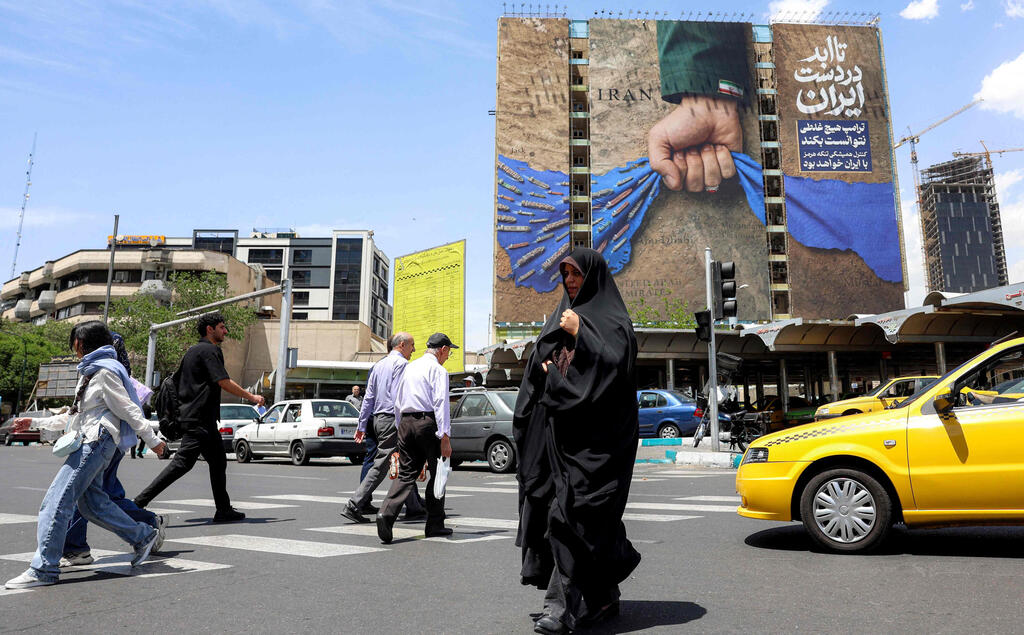 שלט כרזה ב טהרן איראן בדמות מצר הורמוז עם הכיתוב " לעולמי עד תחת ידה של איראן " 