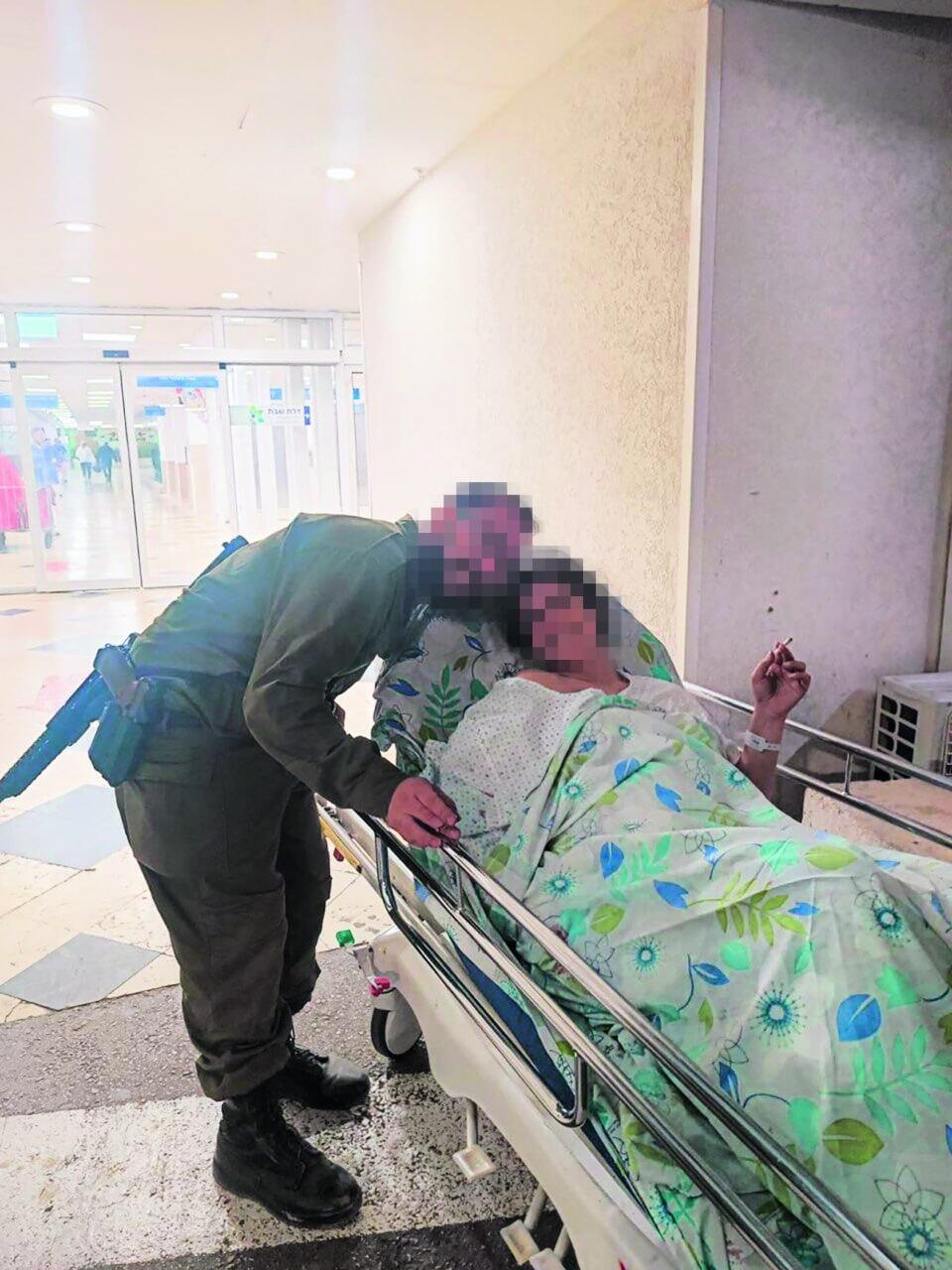 רס"מ (מיל') א', חובש בגדוד תותחנים, ורס"ר (מיל') מ', ממחלקת הלוגיסטיקה בגדוד
