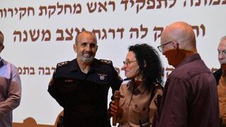 מפכ"ל המשטרה דני לוי יחד עם הקצינה רותי האוסליך