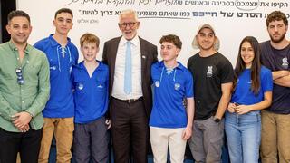 חיים טייב ותום פרוחי עם ילדי תנועת נואר השמור