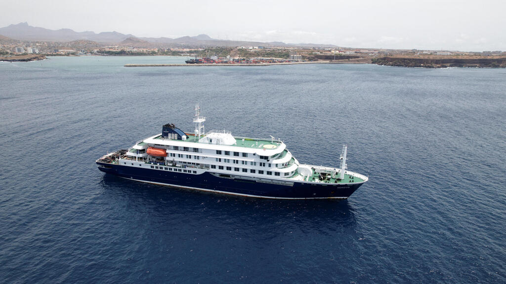 Судно MV Hondius (Фото: REUTERS / Danilson Sequeira) הספינה MV Hondius שבה חולים מתו מנגיף הנטה