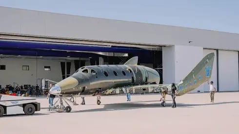 צעד ראשון בדרך לחידוש הטיסות לגבול החלל, השאלה היא אם נשאר לחברה כסף לצעדים הבאים. גרירת מטוס החלל SpaceShip לבניין הבדיקות של וירג'ין באריזונה