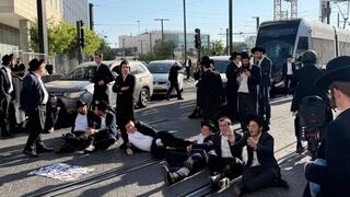 חרדים קיצונים חוסמים את צומת שרי ישראל- יפו בירושלים