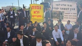חרדים קיצונים חוסמים את צומת שרי ישראל- יפו בירושלים