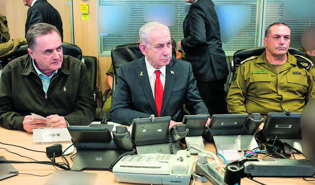 IDF Chief of Staff Eyal Zamir alongside Prime Minister Benjamin Netanyahu and Defense Minister Israel Katz (Photo: GPO) הרמטכ"ל אייל זמיר, ראש הממשלה בנימין נתניהו ושר הביטחון ישראל כ"ץ